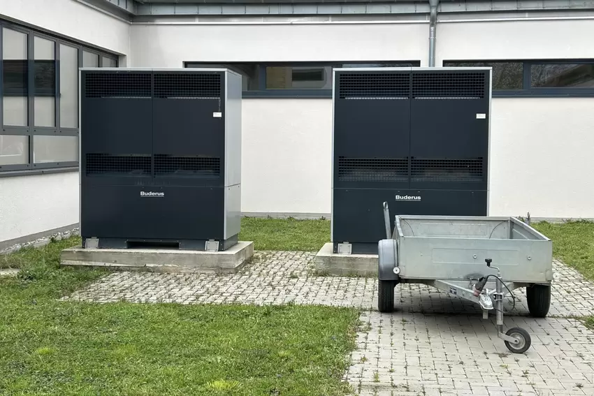 Die Wärmepumpe versorgt nicht nur die Grundschule, sondern auch die Kita. Bei der energetischen Sanierung wurde die Schule von a