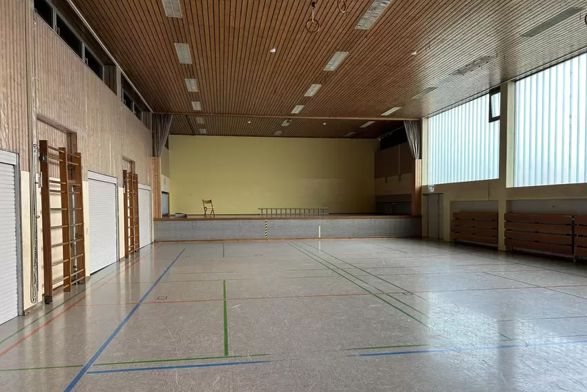 Die Schulturnhalle ist in die Jahre gekommen.