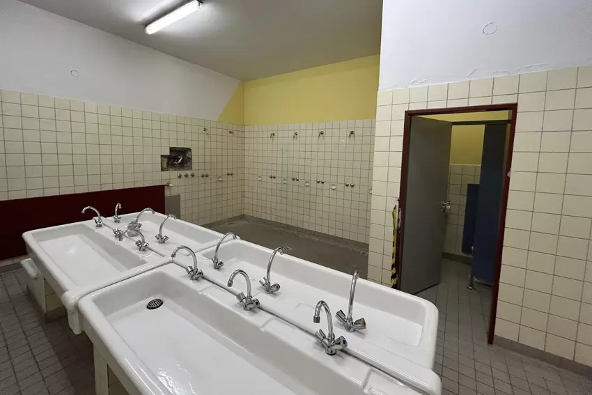 Auch die Sanitäranlagen der Turnhalle müssen dringend erneuert werden. Unter anderem soll es eine automatische Spülung geben, um