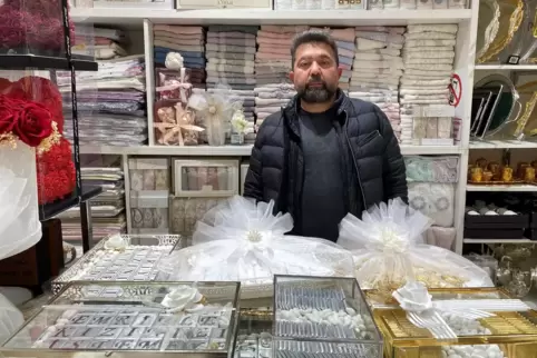 Ein Laden bleibt ihm zwar, der andere aber ist inklusive Lager komplett ausgebrannt: Inhaber Ilhan Karagülleoglu.