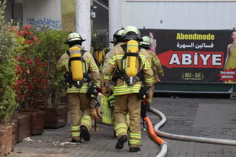 Die Feuerwehr ist am Dienstag mehrere Stunden damit besch&auml;ftigt, den Brand im Mannheimer Quadrat U1 zu l&ouml;schen. 