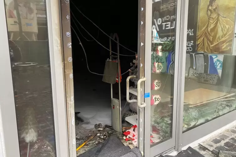 Von der Ware in dem Laden ist nichts &uuml;brig geblieben.