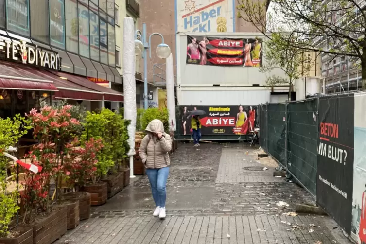 Ein Plakat weist den Weg: Das Gesch&auml;ft an der Breiten Stra&szlig;e liegt ein wenig versteckt hinter einer gro&szlig;en Baustelle.