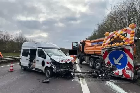Ein Kleintransporter war mit einem Fahrzeug der Autobahnmeisterei zusammengestoßen.