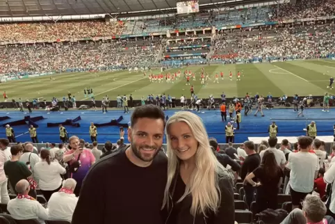 Patrick Buschsieper und Maike Freitag im Fußballstadion: Nur selten begleitet die Handballerin ihren Lebenspartner dorthin. 