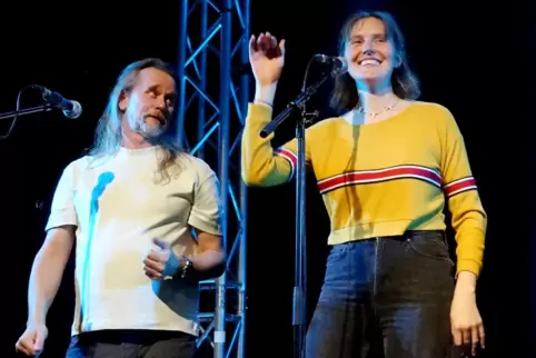 Überraschungsgäste auf der Bühne der Kammgarn-Schreinerei: Nicolai Köppel und Rosa Hoelger.