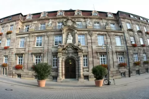 Eines von mehreren Gebäuden der Stadtverwaltung: Stadthaus in der Maximilianstraße 100. Eines von mehreren Gebäuden der Stadtverwaltung: Stadthaus in der Maximilianstraße 100.