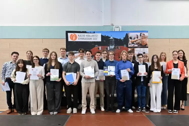 Gruppenbild der ausgezeichneten K&auml;the-Abiturienten.
