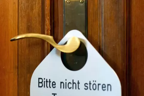 Wer mit Behörden zu tun hat, wird oft darum gebeten, keine Nachfragen zum Stand der Bearbeitung zu stellen. 
