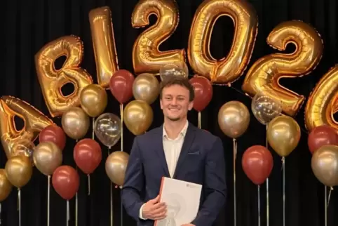 Stolzer Abiturient bei einer seiner vielen Ehrungen: Rafael Dietrich. Stolzer Abiturient bei einer seiner vielen Ehrungen: Rafael Dietrich.
