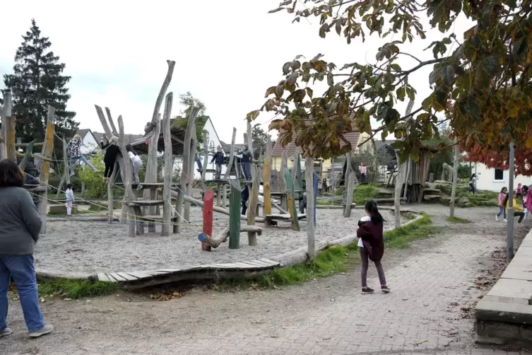 Der Spielplatz im Helwert-Park muss dem neuen Erweiterungsbau der Haidwaldschule weichen.