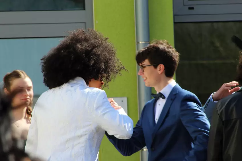 Während sich die einen mit einem Handschlag aufs Abi einstimmen ...