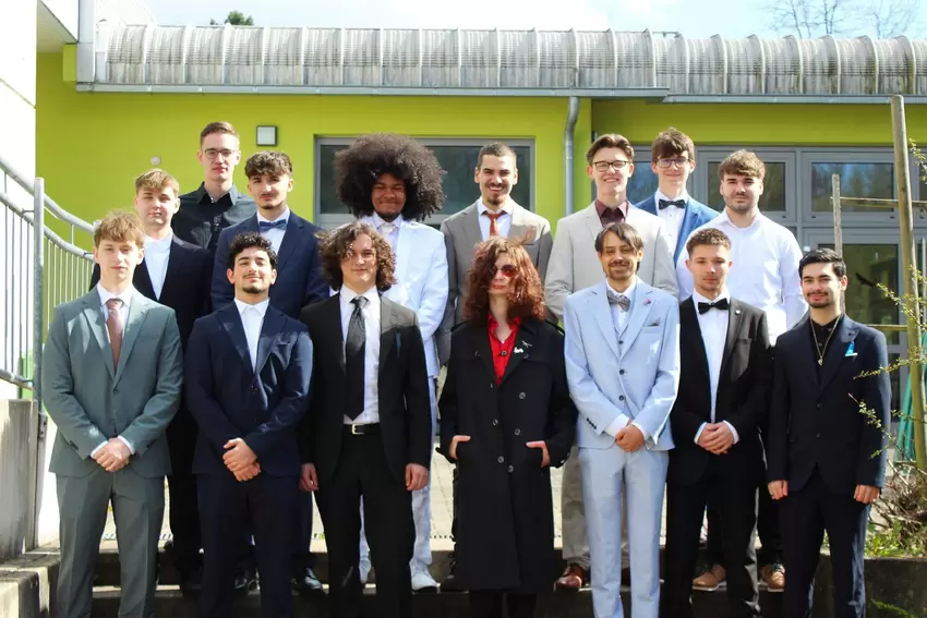Dagegen hielten 15 junge Männer.