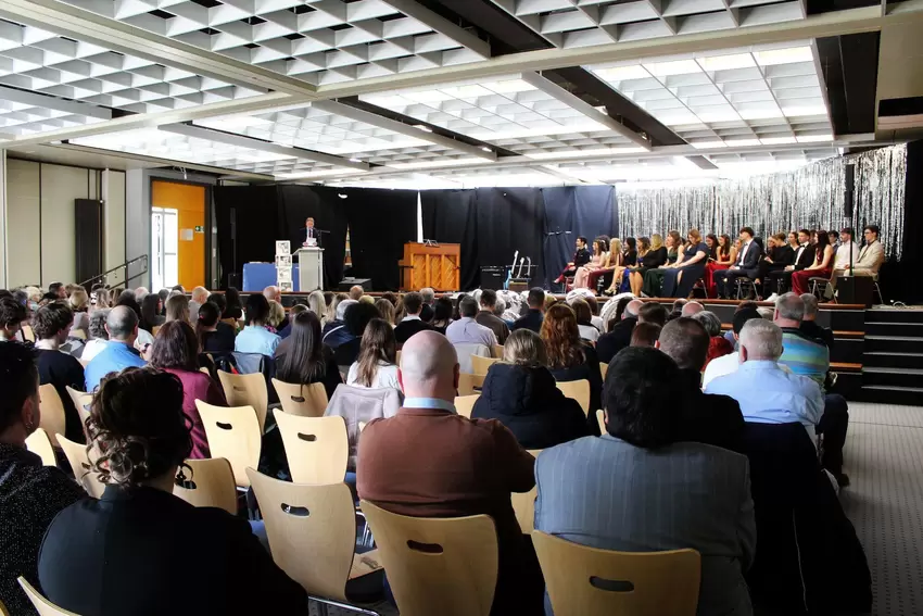In der Aula der IGS am Standort Schönenberg-Kübelberg wurden die 39 Abiturzeugnisse feierlich überreicht – vor zahlreichen Freun