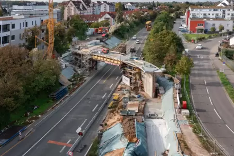 2022: Bau der neuen Brücke in den Vogelgesang. Am Ende flossen bei 2,5 Millionen Euro Kosten rund 1,4 Millionen vom Land. 2022: Bau der neuen Brücke in den Vogelgesang. Am Ende flossen bei 2,5 Millionen Euro Kosten rund 1,4 Millionen vom Land.