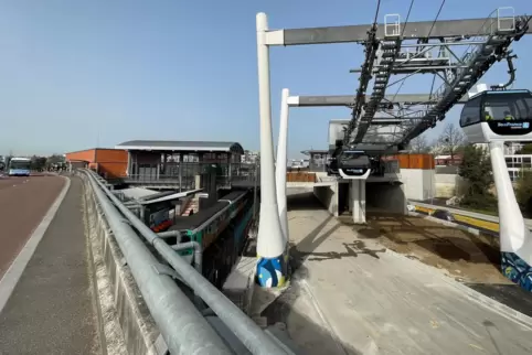 Die Exkursion nach Paris verdeutliche das Potenzial urbaner Seilbahnen im dichten Stadtgefüge, so die VRN-Vertreter. An der geze