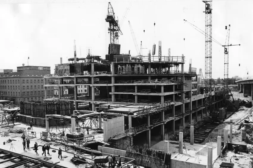 Der Bau des Rathaus-Centers startet 1976 und dauerte drei Jahre.