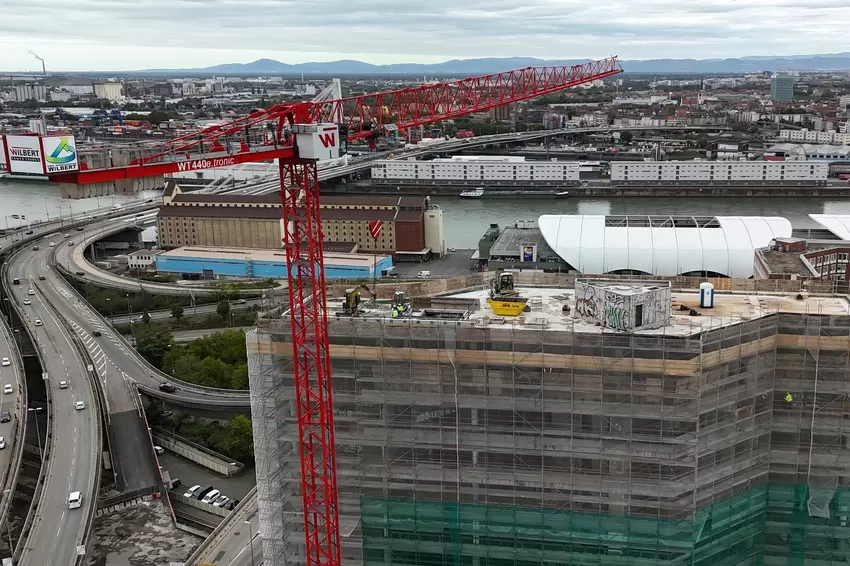 Mini-Bagger trugen das Hochhaus Stück für Stück ab.