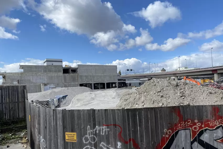 Ende März ist nur noch ein kleines Stück von dem Gebäude übrig.