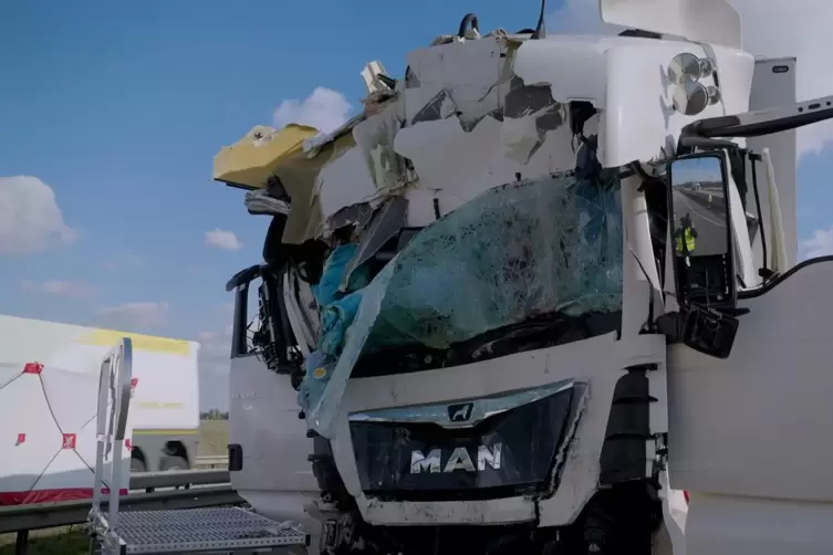 Auf der A61 kam ein LKW-Fahrer ums Leben.