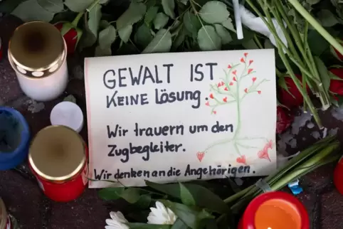 Kerzen, Blumen und eine handgeschrieben Tafel erinnerten am Bahnhof in Homburg an den getöteten Schaffner. 