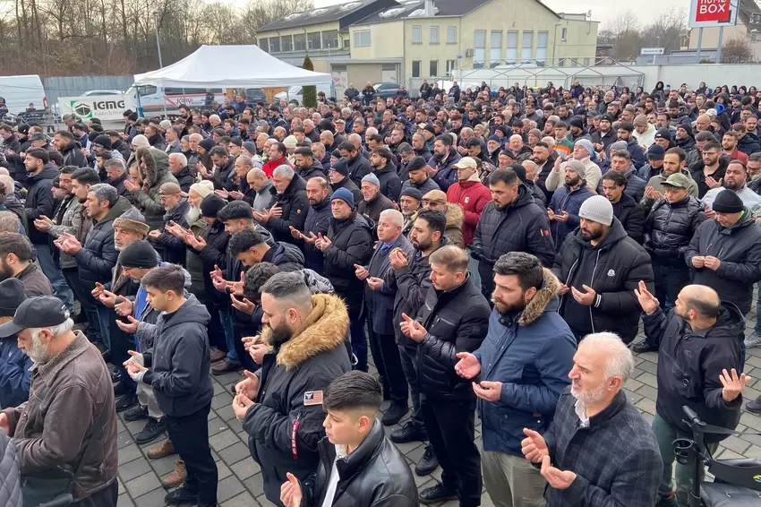 Alemi Islam Moschee, Ludwigshafen; Totengedenken für Serkan Çalar am 5. Februar. 1100 Menschen nahmen daran teil.