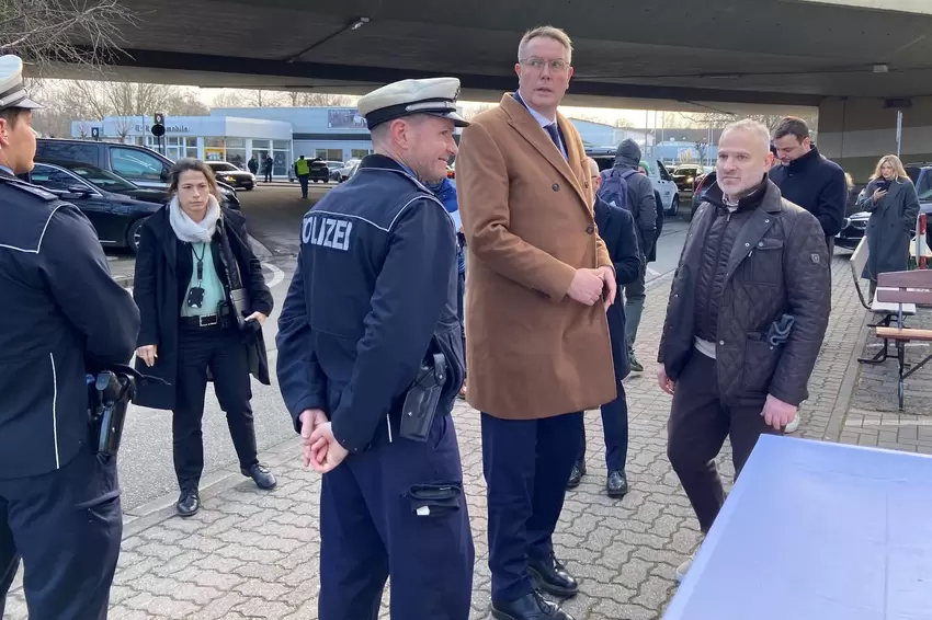 Auch Ministerpräsident Alexander Schweitzer (SPD) war beim Totendengedenken vor Ort.