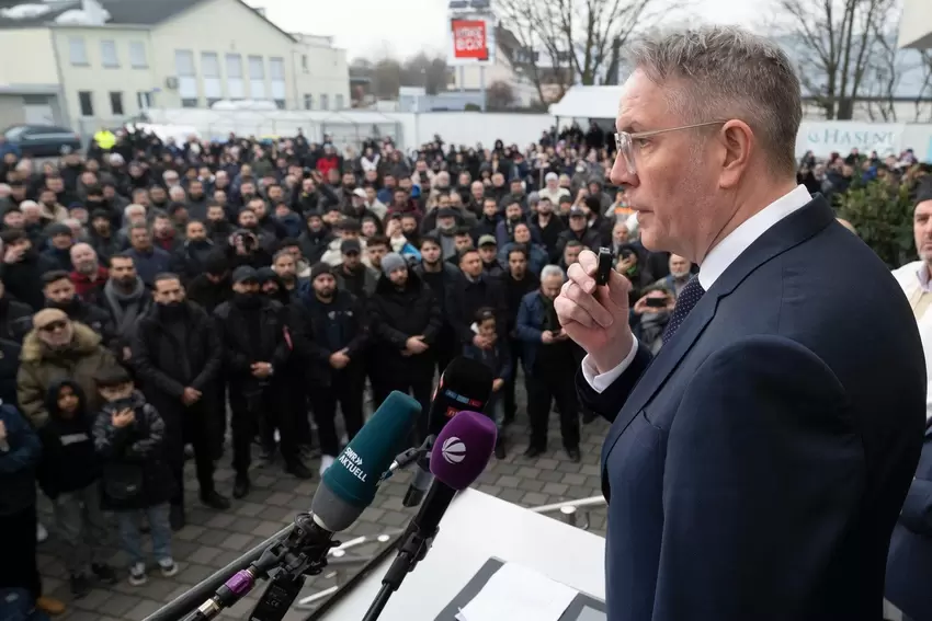 Schweitzer sicherte der Familie und den Angehörigen Hilfe und Unterstützung zu.