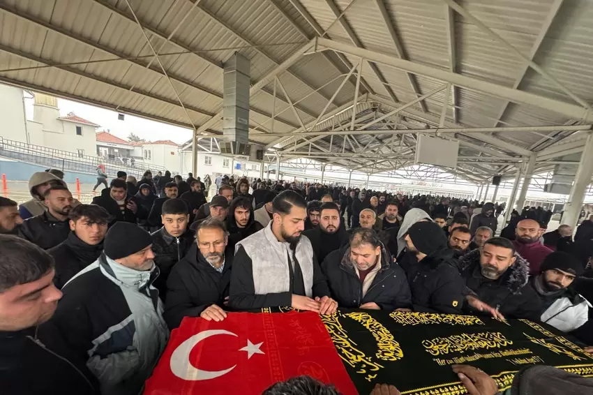 Angehörige bei der Beisetzung in der Türkei.