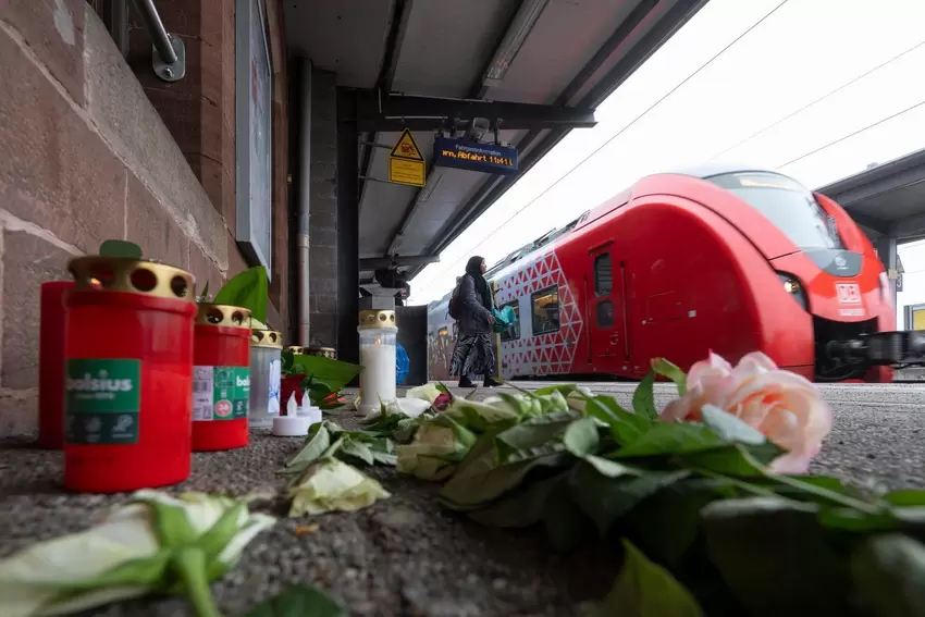 Kerzen und Blumen auf dem Bahnsteig am Bahnhof in Landstuhl i, Gedenken an den getöteten Bahnmitarbeiter.
