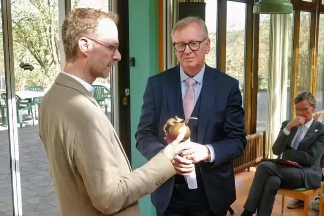 Eine Bronzemaus des Bildhauers Gernot Rumpf zum Abschied: WKK-Geschäftsführer Thorsten Hemmer und Harald Dinges.