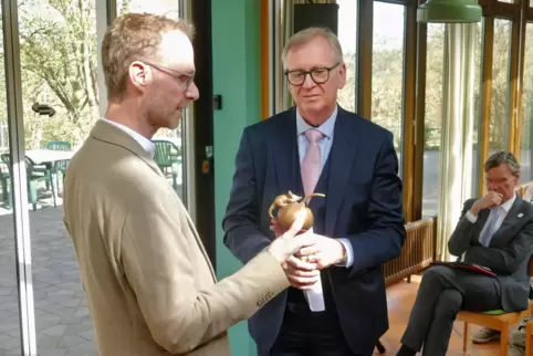 Eine Bronzemaus des Bildhauers Gernot Rumpf zum Abschied: WKK-Geschäftsführer Thorsten Hemmer und Harald Dinges. 
