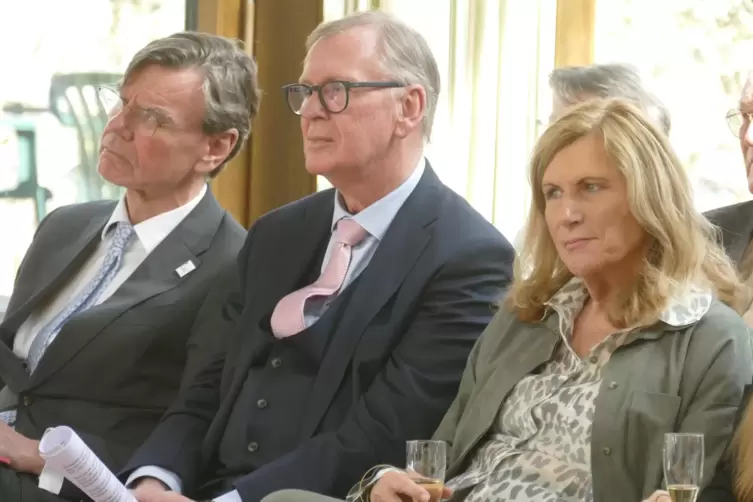 Harald Dinges lauscht den Gru&szlig;worten. Rechts seine Frau Ute Bauch, links sein Mainzer Kollege Philipp Drees. 