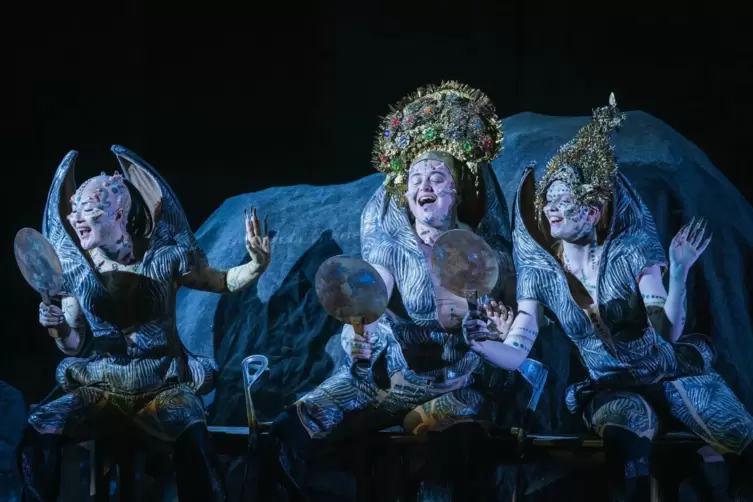 Szene mit ajie Zhang (Wellgunde), Jess Dandy (Flo&szlig;hilde), Louise Foor (Woglinde). 