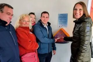 Übergabe des Himmelsbriefkasten vom Hospizverein Kaiserslautern an die Ortsgemeinde Hütschenhausen (von links): Initiator Timo S