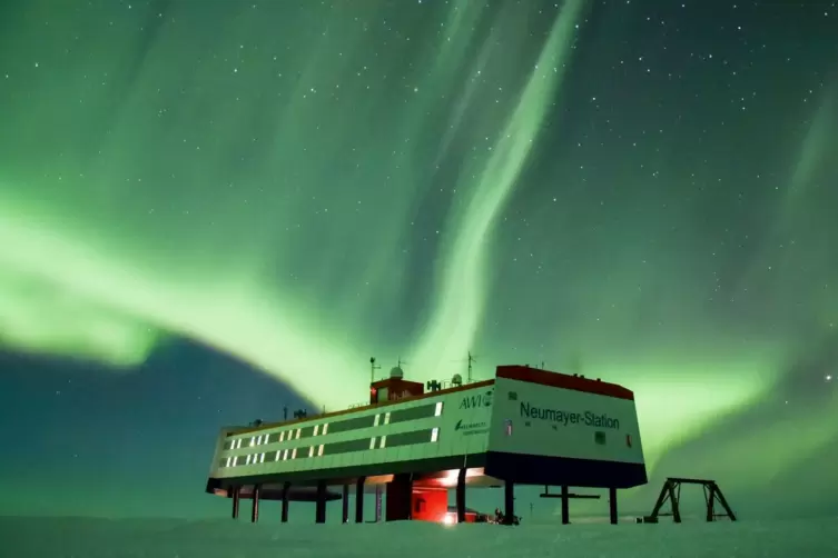 Naturspektakel: Polarlichter &uuml;ber der Neumayer-Station III. 