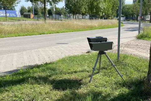 Personal ist nicht nur für ruhenden Verkehr, sondern auch für Tempokontrollen zuständig: Blitzer in der Dr.-Eduard-Orth-Straße. Personal ist nicht nur für ruhenden Verkehr, sondern auch für Tempokontrollen zuständig: Blitzer in der Dr.-Eduard-Orth-Straße.