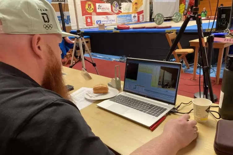 Bundestrainer David Kurch mit seinem Laptop.