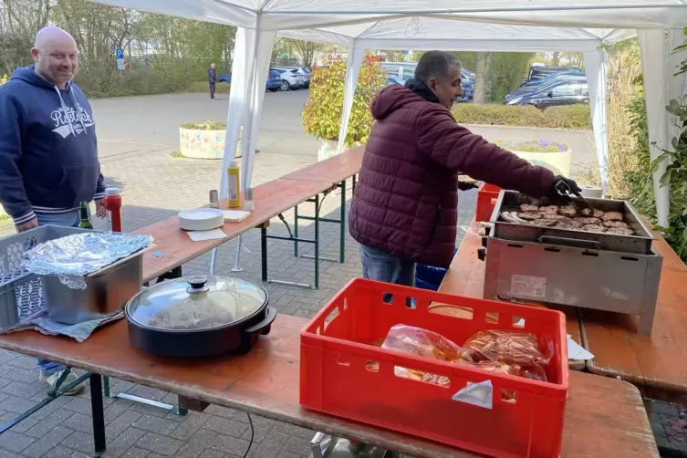 Walter Klein grillt vor dem Eingang.