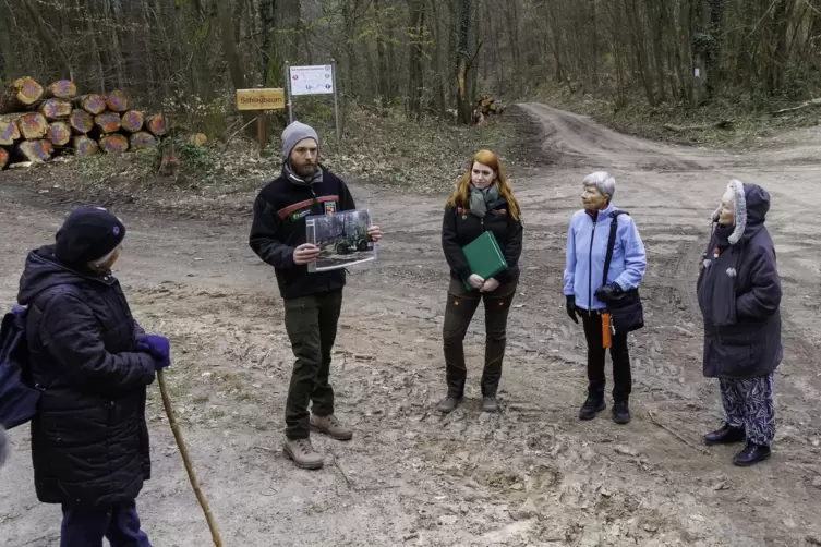 Bernhard Reckmann vom Forstamt Bad Dürkheim und Frederike-Marie Franke, Revierleiterin Hardenburg, erklären den Teilnehmern der 
