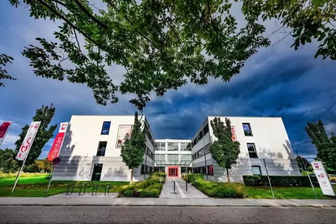 Dunkle Wolken sind über der Caritas-Zentrale in Speyer aufgezogen. Dunkle Wolken sind über der Caritas-Zentrale in Speyer aufgezogen.