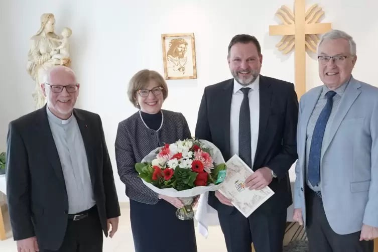 Caritas-Verantwortliche (von links): Markus Magin, Generalvikar des Bistums, die Vorsitzenden Barbara A&szlig;mann und Holger Maar sow