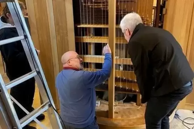 Ein Blick ins Innere: Arbeiten am ge&ouml;ffneten Instrument.