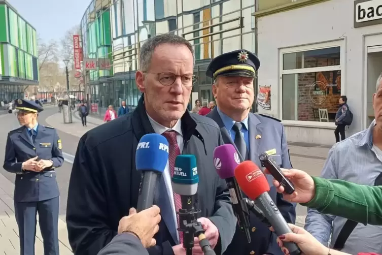 Sechs Tage nach der t&ouml;dlichen Messerattacke besucht Innenminister Michael Ebling (SPD) die Stadt &ndash; und k&uuml;ndigt an, das Zentrum a