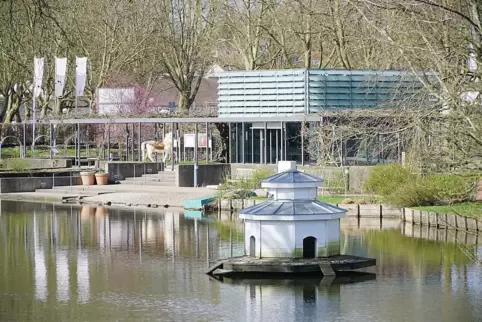 Unverkennbar Rosengarten: Der Eingang und das Schwanenhaus im Weiher. 