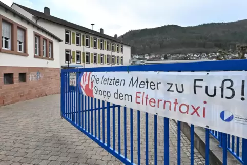 Offenes Tor des Lambrechter Schulhofs nach Unterrichtsschluss oder nicht – darüber sind schon zahlreiche Debatten geführt worden