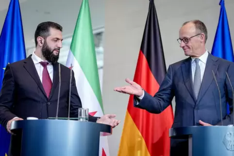 Vom gesuchten Terroristen zum gefragten Staatsmann: Der syrische Präsident Ahmed al-Scharaa neben Kanzler Friedrich Merz (CDU).