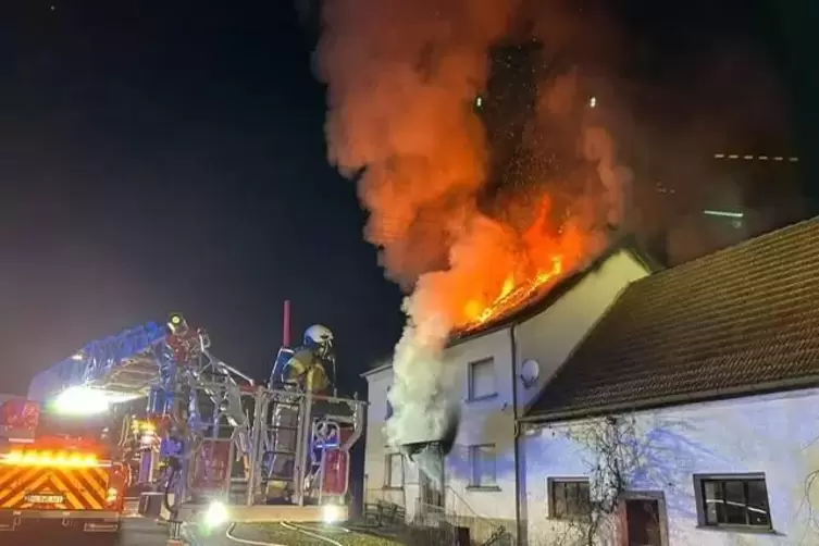 Der L&ouml;scheinsatz war nicht einfach: Die Feuerwehr hatte mit der L&ouml;schwasserversorgung und den Freileitungen des Stromnetzes zu k