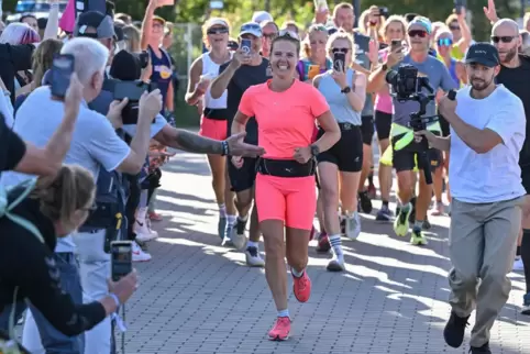 Großer Bahnhof in Frankfurt/Oder: 2023 beendet Joyce Hübner ihre Deutschlandumrundung mit 120 Marathons am Stück und 5.200 gelau