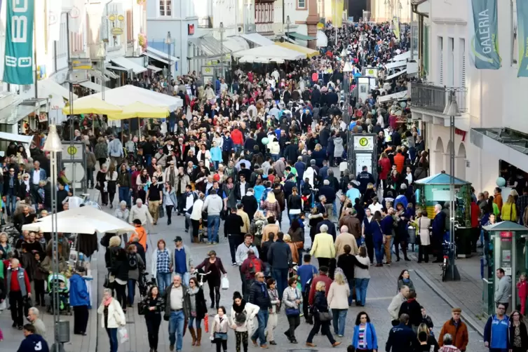 Verkaufsoffener Sonntag vor einigen Jahren: Ein solcher Trubel in der Maximilianstraße ist eine Ausnahme. 